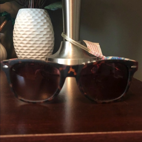 Sunglasses MORE ADDED TO THE LOT✨✨✨✨ - Picture 3 of 6